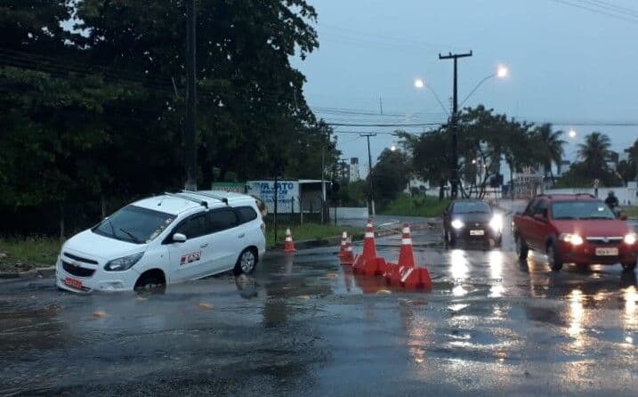 Táxi cai em buraco após asfalto ceder novamente em João Pessoa