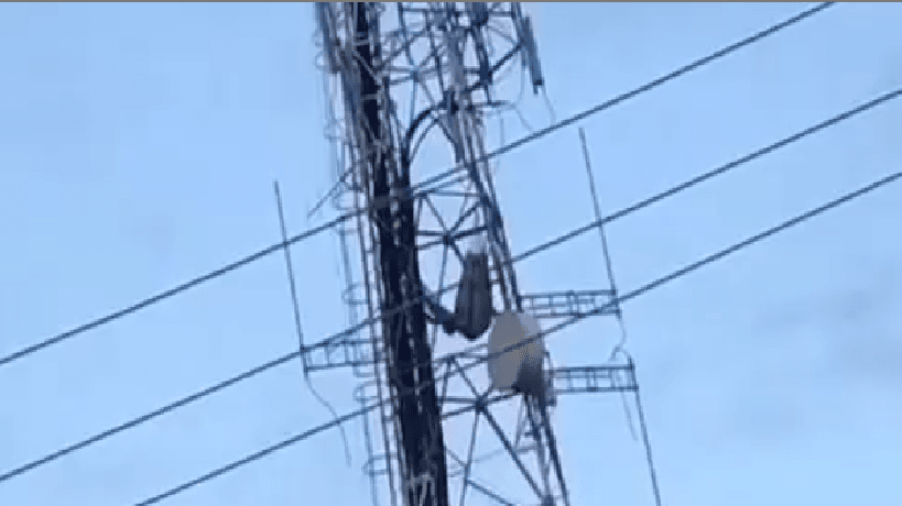 Homem arma rede no alto de uma torre de antena em Pombal