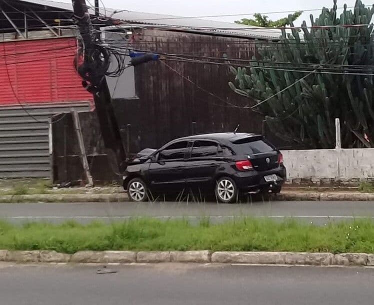 Motorista cochila ao volante e colide com poste em João Pessoa
