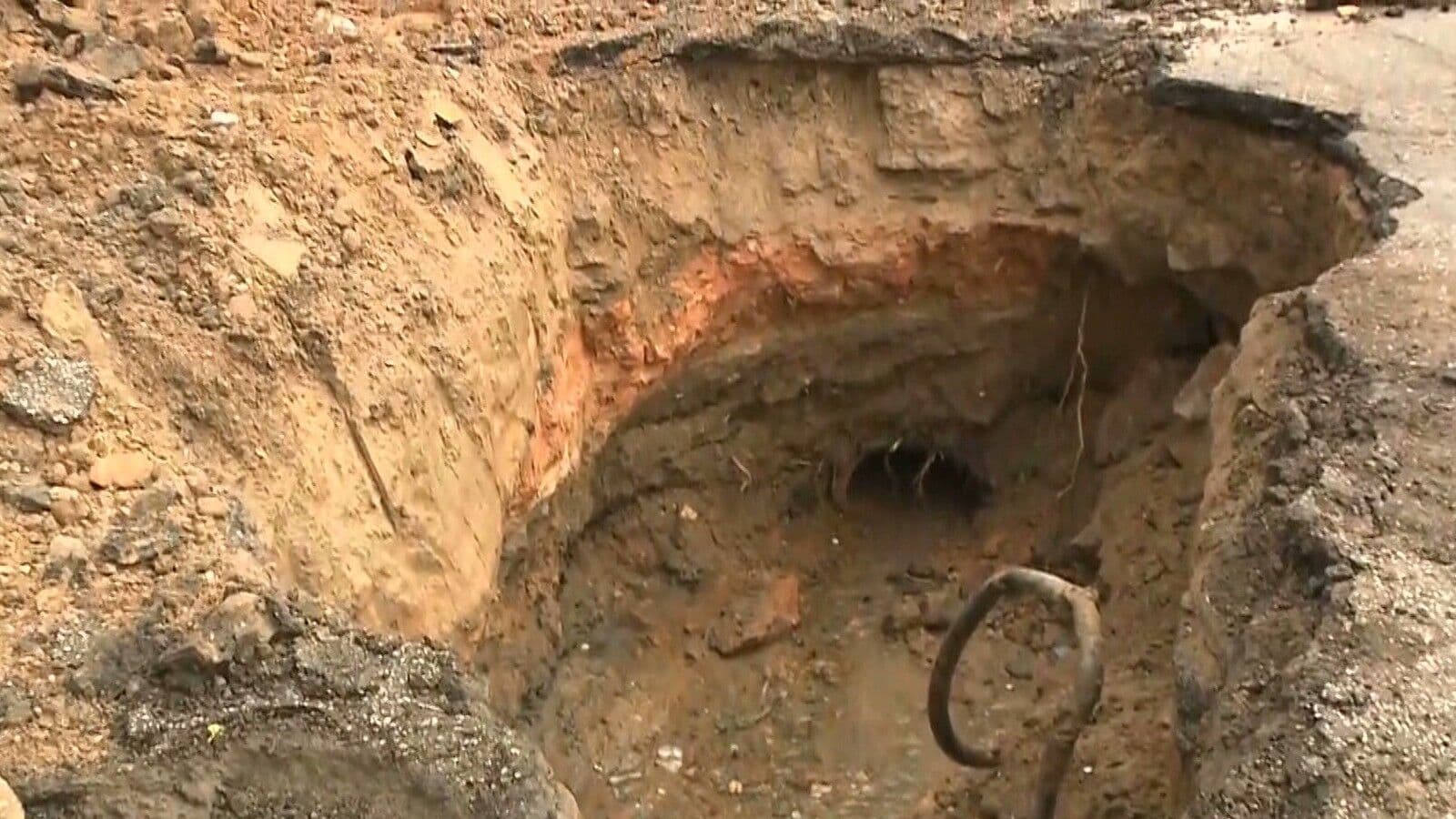Buraco é aberto e interdita Avenida Canal, em Campina Grande