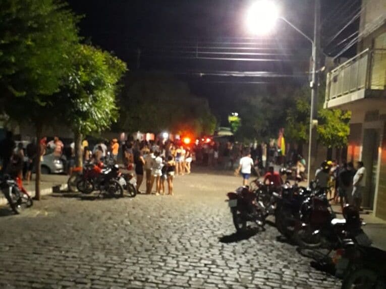Homem é assassinado a tiros dentro de lanchonete na cidade de Jericó