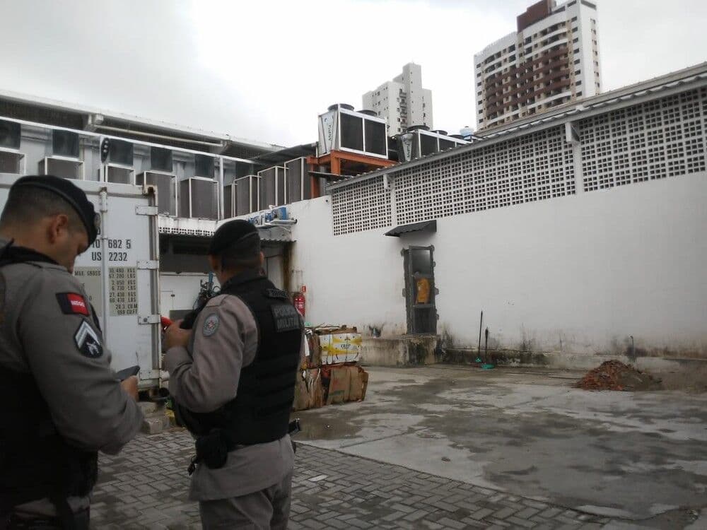 Criminosos invadem supermercado e fazem funcionários reféns em Manaíra