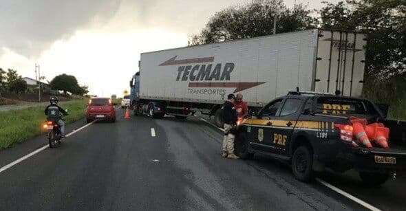 Carreta quebra e bloqueia parte da pista da BR-230 em Caldas Brandão