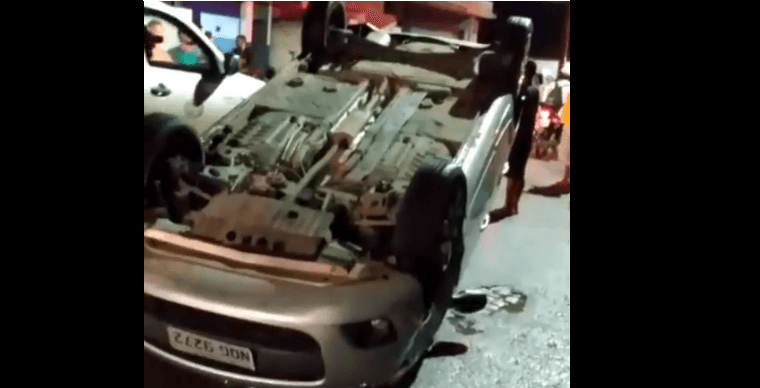 Carro capota e pessoas ficam presas nas ferragens em Sapé