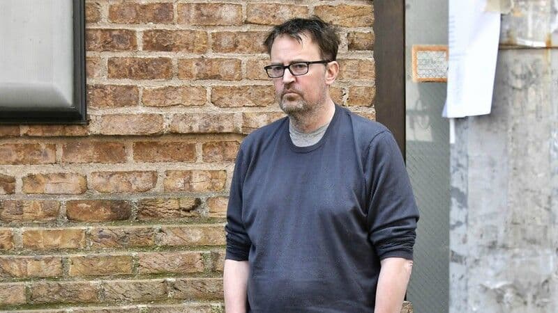 Matthew Perry, de 'Friends', vive isolado em hotel com diária de R$ 28 mil, diz site