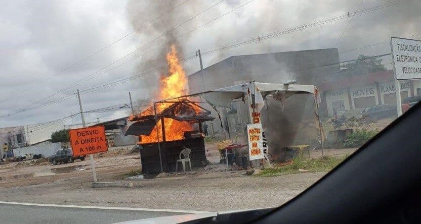 Quiosque de caldo de cana pega fogo às margens da BR-230 em Cabedelo