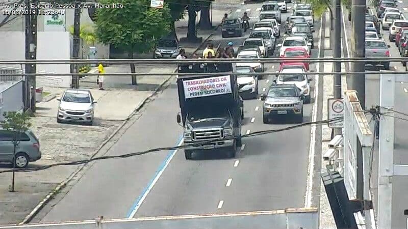 Empresários da construção civil fazem protesto pedindo investimentos do Governo Federal