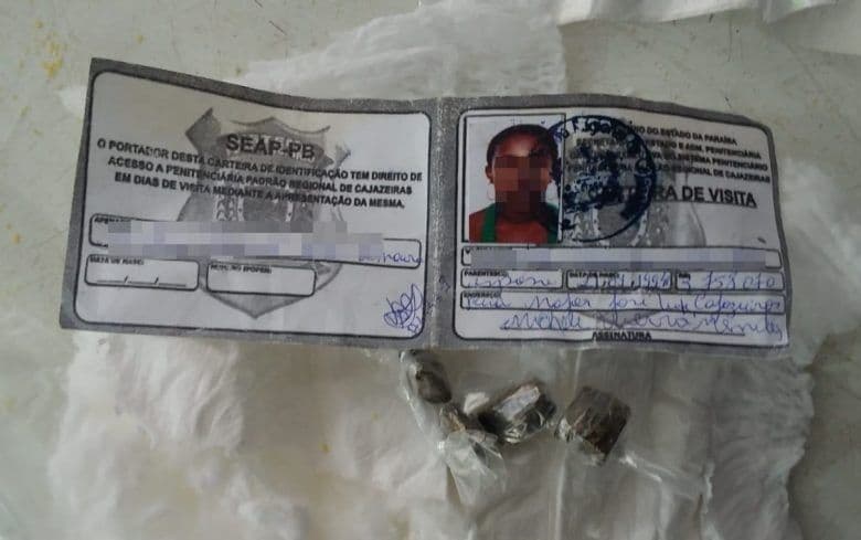Mulher tenta entrar em presídio com droga dentro de fralda de bebê e é presa