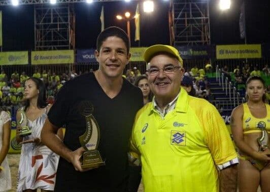 Paraibano Álvaro Filho é eleito Jogador do Ano do vôlei de praia