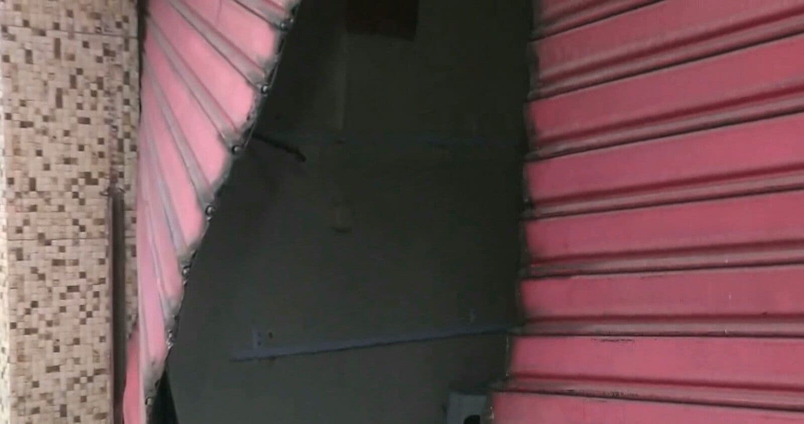 Dupla utiliza carro roubado da filha de Manoel Ludgério para arrombar loja no Centro de Campina Grande