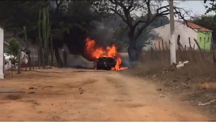 Carros ficam destruídos após pegarem fogo na região do Sertão