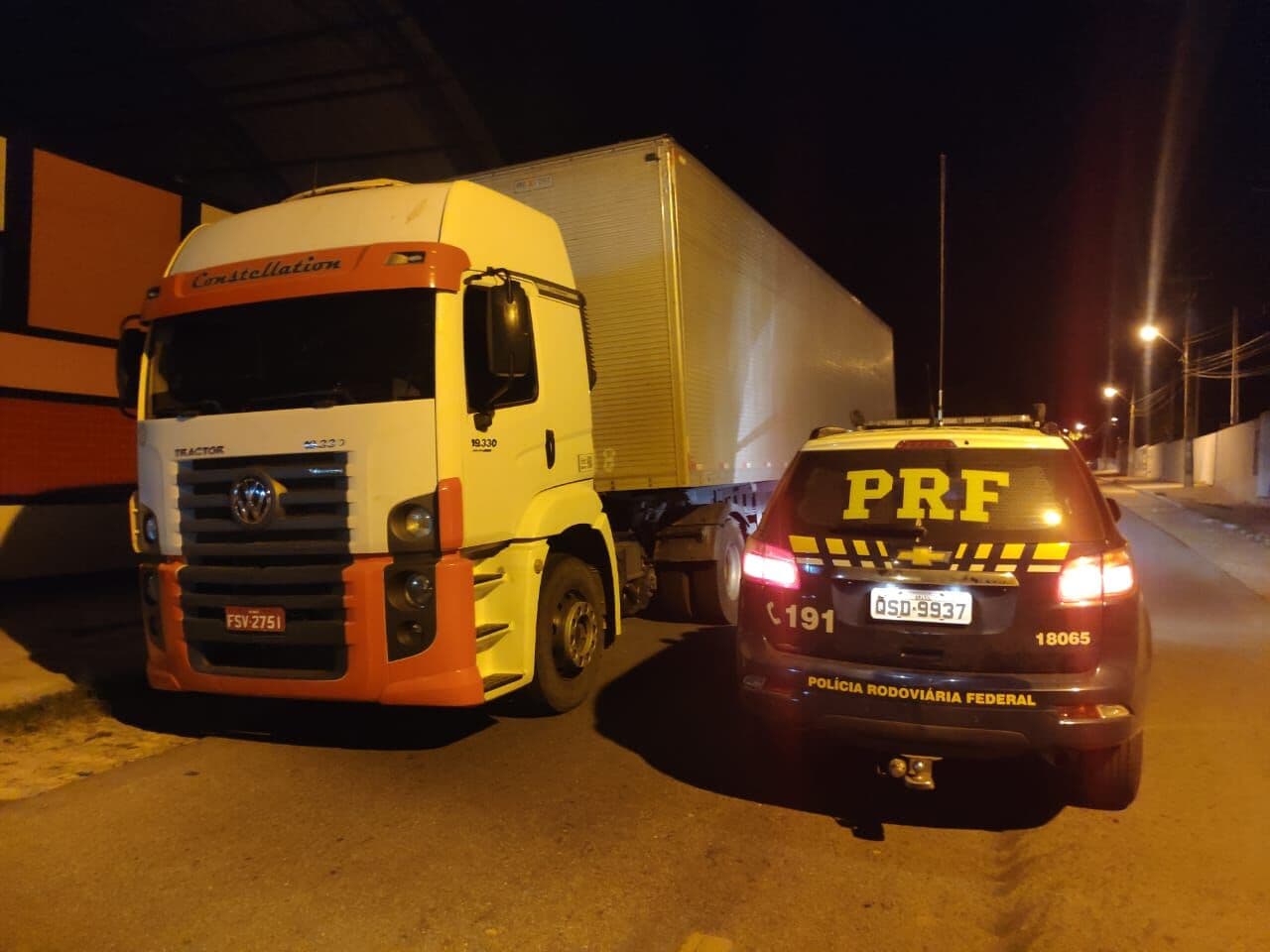 PRF apreende 500 mil pacotes de cigarro em caminhão roubado e prende homem em Patos