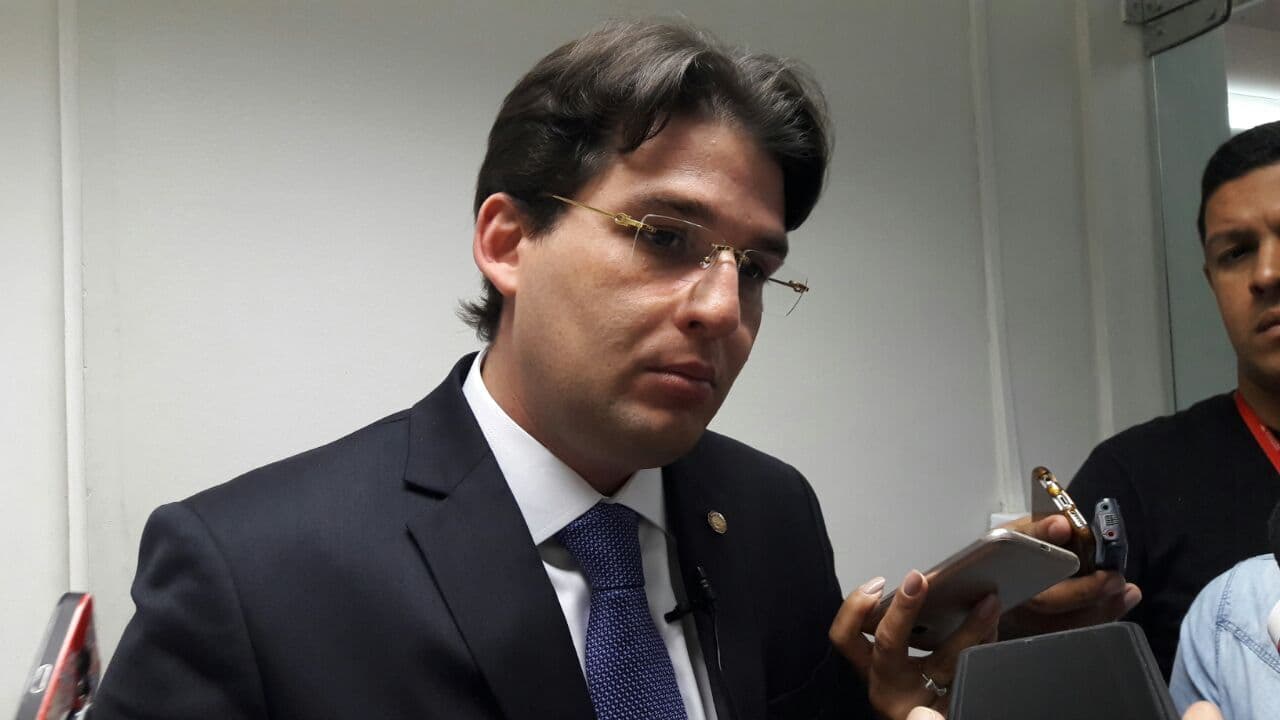 Líder do prefeito bate boca com oposição após suposta manobra para inverter ordem do dia