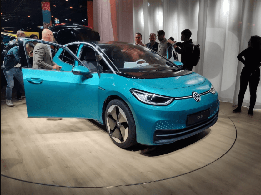 Volkswagen mostra o 'elétrico popular' ID.3 e revela novo logotipo da marca