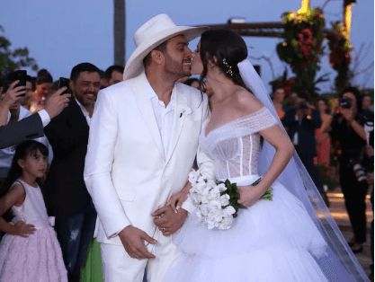 Cantor Mano Walter entra em cerimônia de casamento montado em cavalo