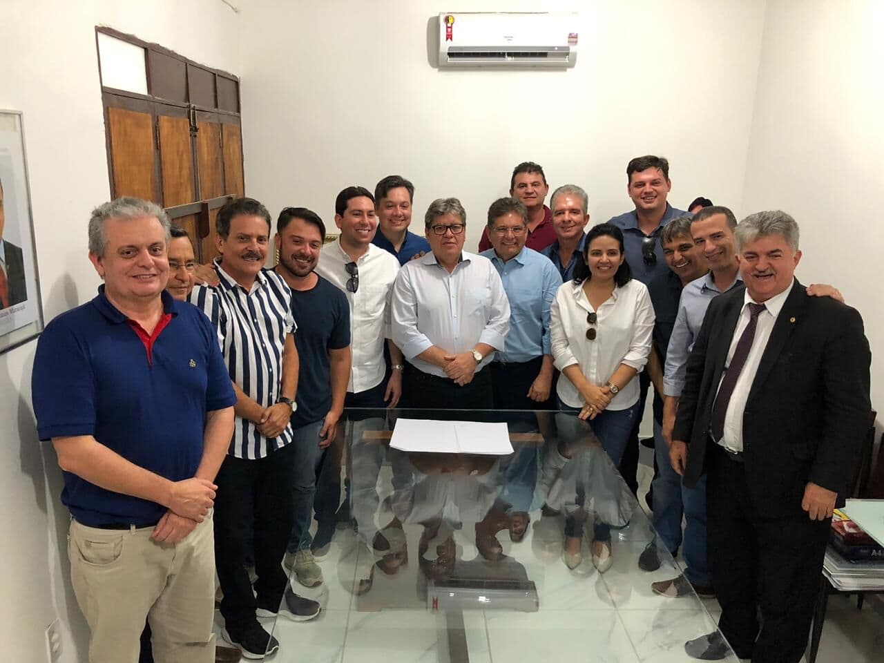 João leva 13 deputados e um senador a evento em Juazeirinho em demonstração de apoio