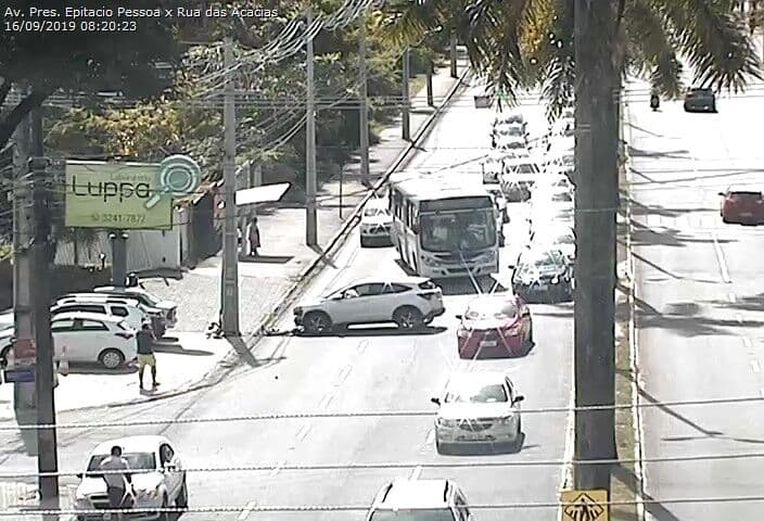 Motorista perde o controle e bate carro em poste na Epitácio Pessoa