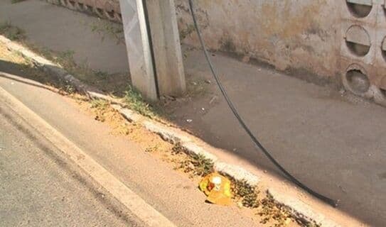 Ladrão tenta roubar fios de rede telefônica, cai do poste e fratura o tornozelo