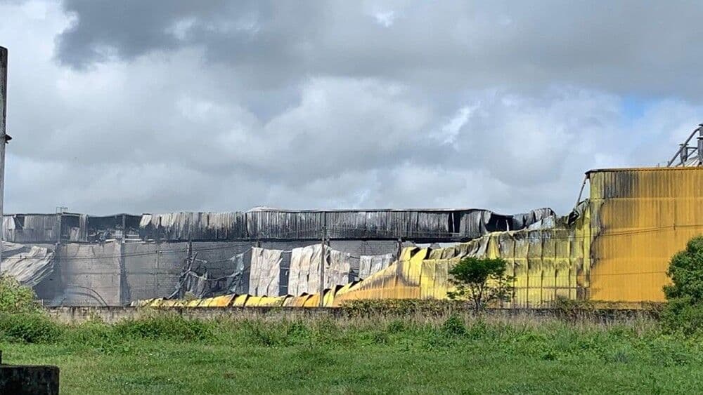 Perícia deve informar o que causou o incêndio no galpão da Copobras, diz Corpo de Bombeiros