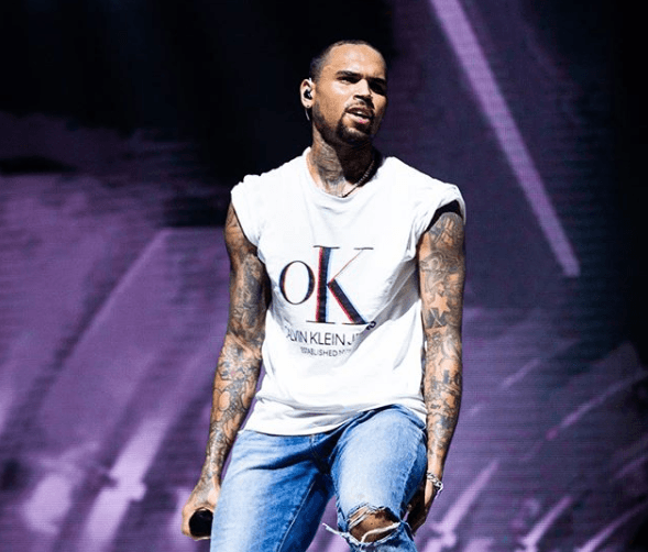 Dez anos após agredir Rihanna, Chris Brown faz comentário em foto da cantora