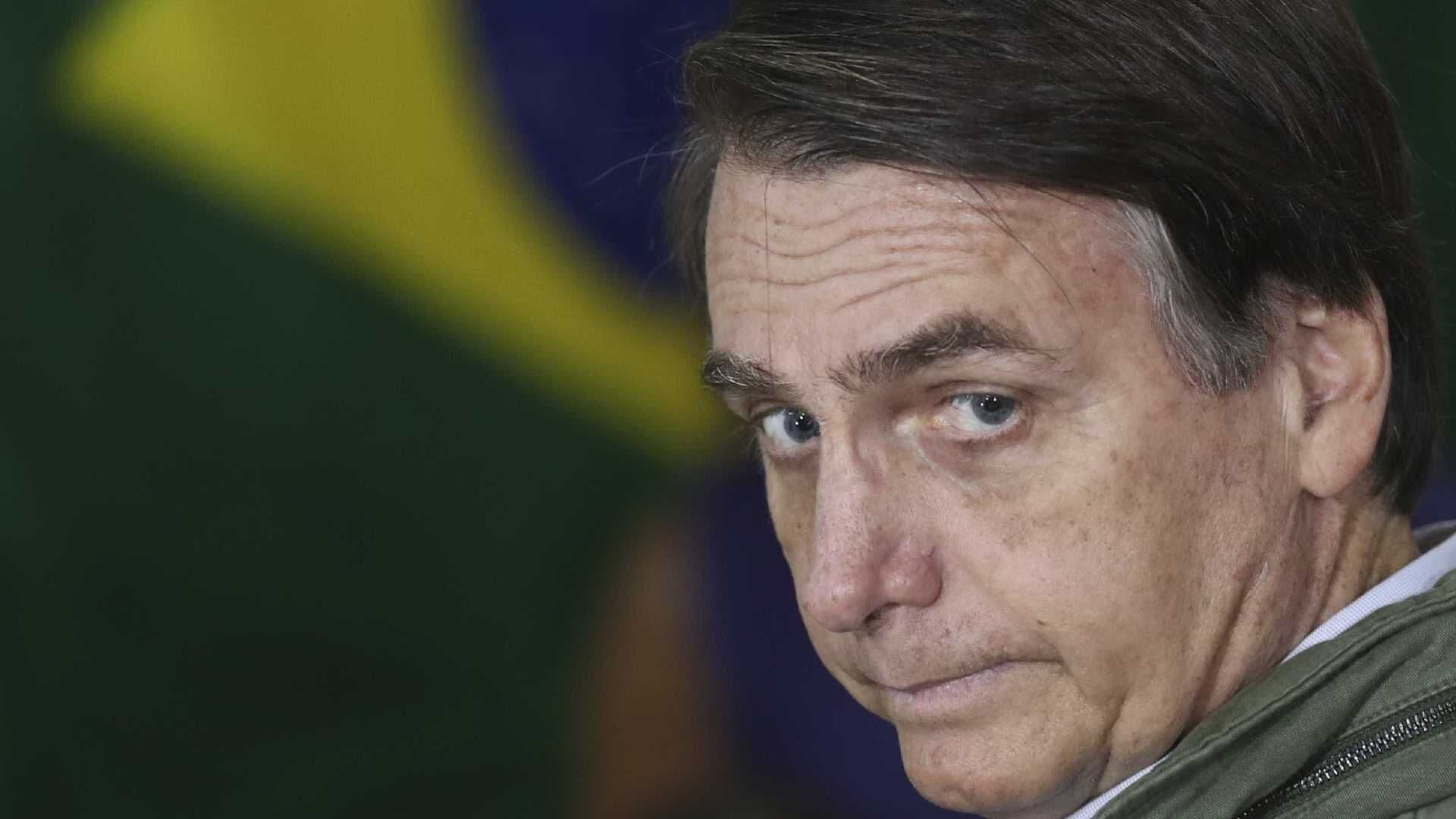 Bolsonaro define idade mínima de aposentadoria de 65 anos para homens e 62 anos para mulheres