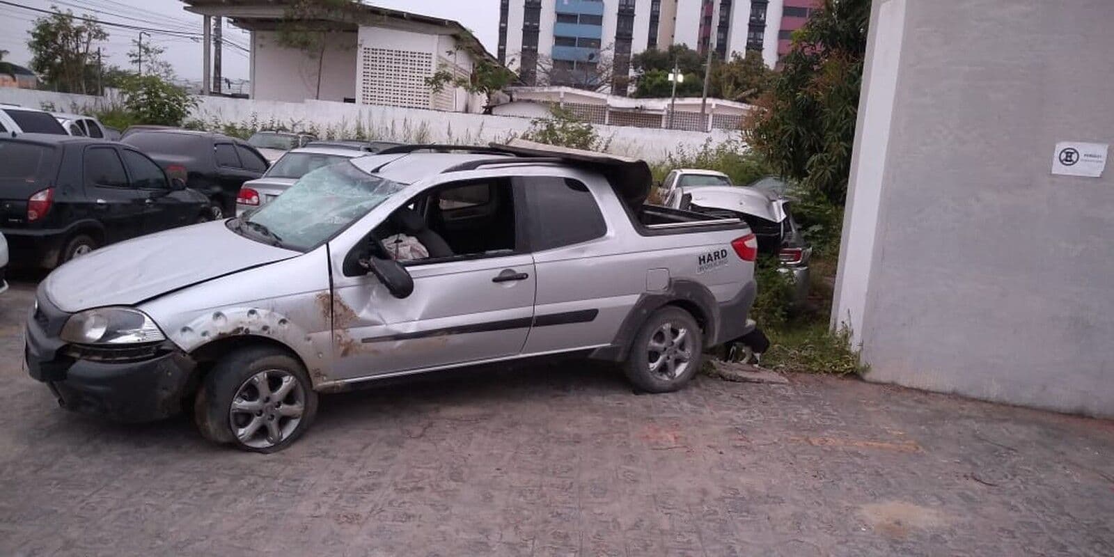 Acusados de invadir casa e fazer família refém são presos após bater carro na fuga