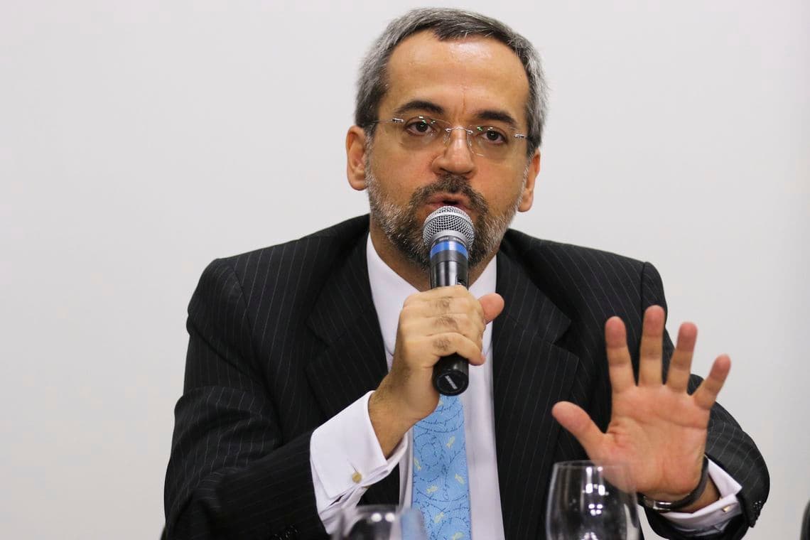 Número de participantes no Encceja é recorde, diz Weintraub