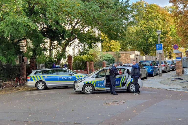 Ataque a tiros em frente a sinagoga mata 2 na Alemanha