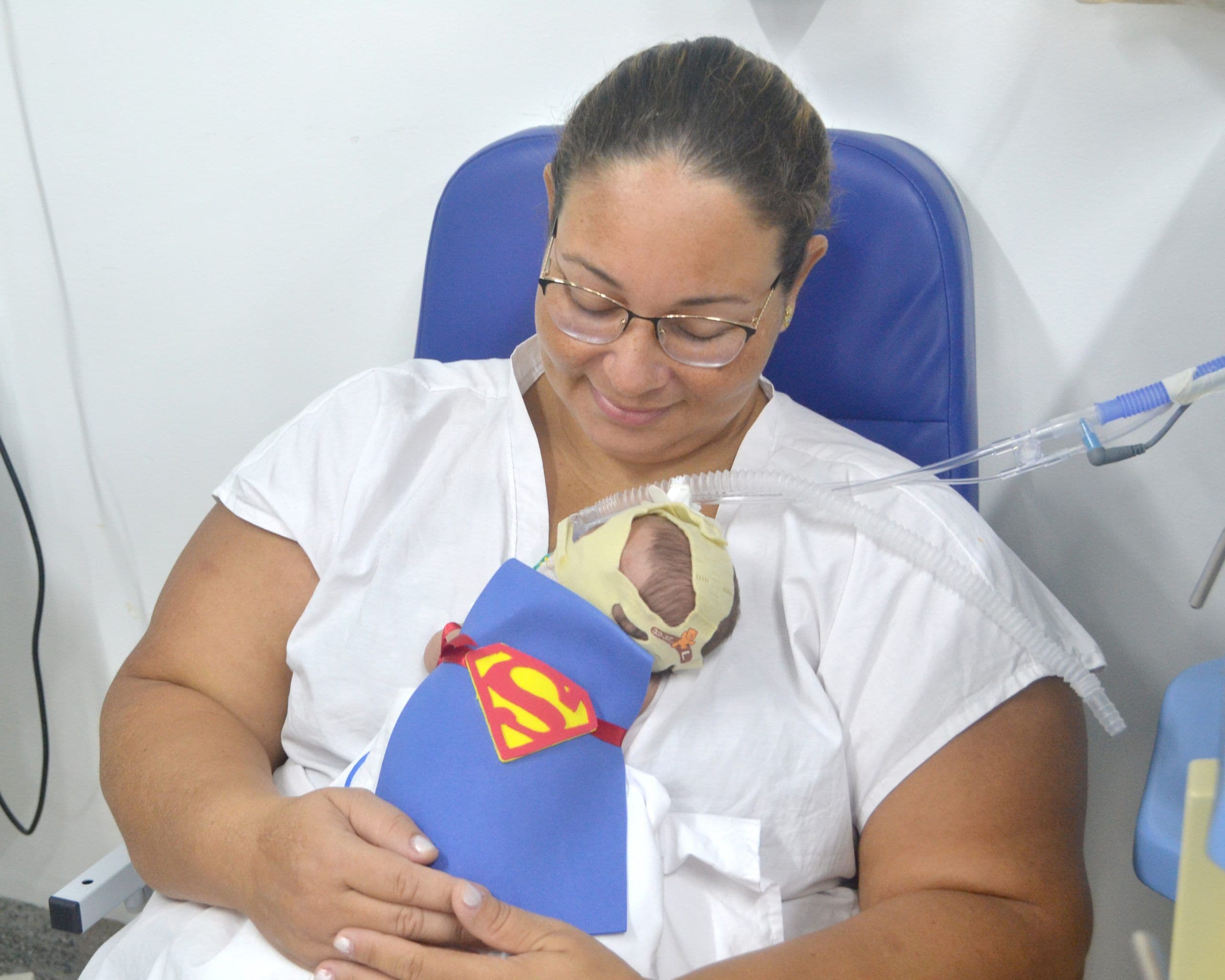 Crianças da UTI Neonatal do Cândida Vargas viram bebês heróis para o Dia das Crianças