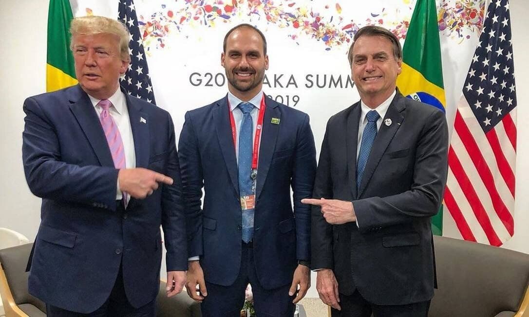 Se está sendo criticado, é sinal de que é a pessoa adequada, diz Bolsonaro sobre Eduardo