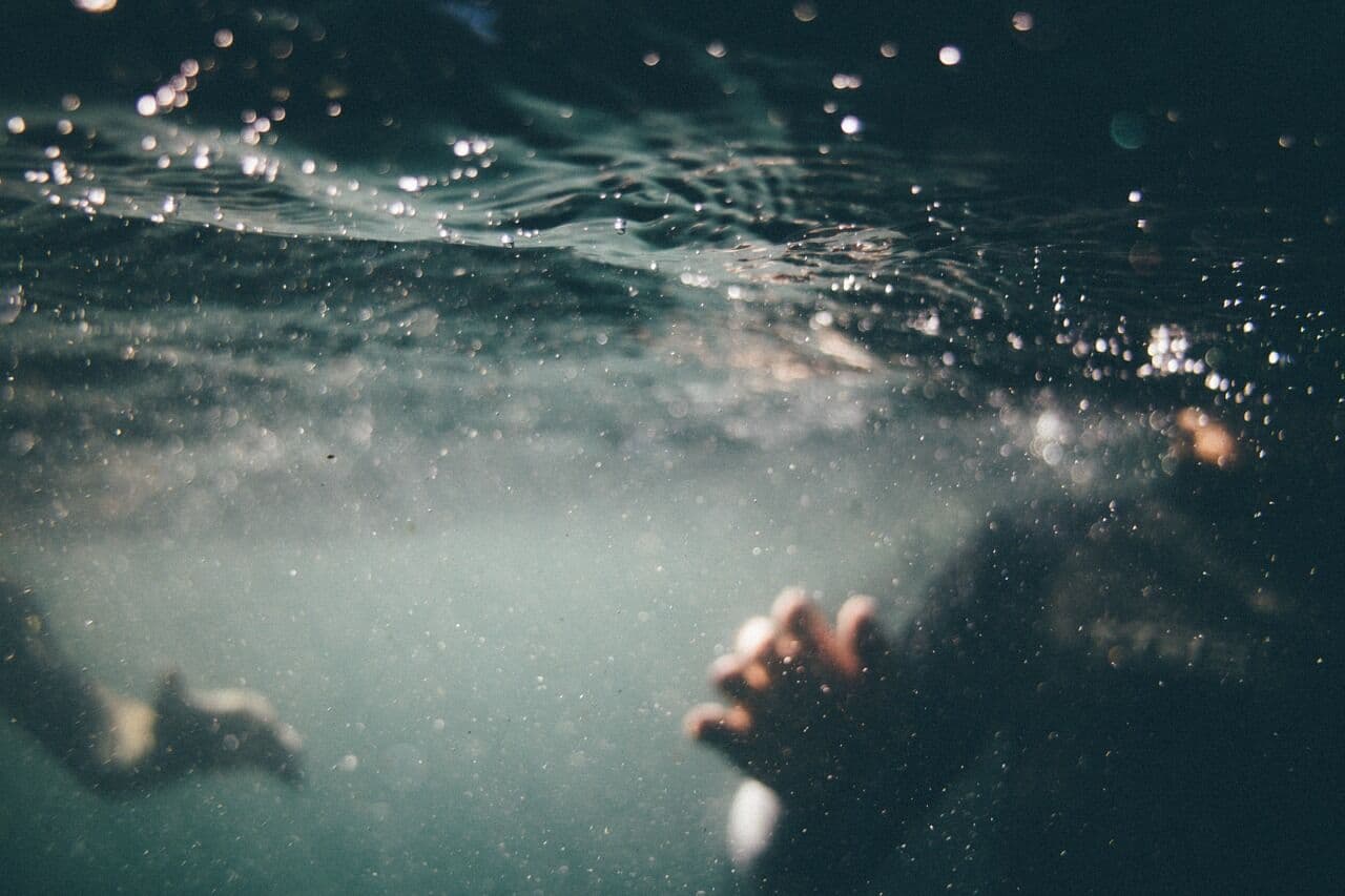 Adolescente de 16 anos desaparece após entrar mar em Barra de Gramame