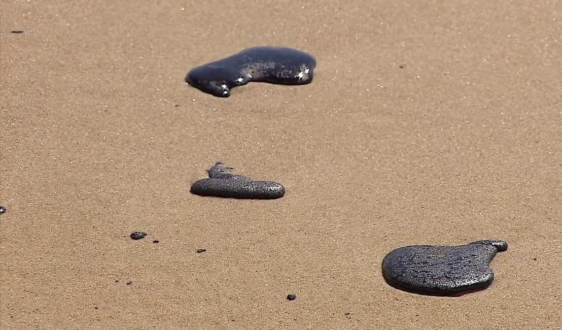 Governo reúne órgãos e secretarias nesta segunda para combater manchas de óleo nas praias