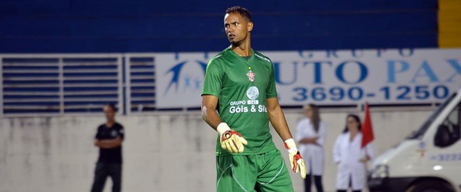 Goleiro Bruno se apresenta à polícia e é preso após mandado ser expedido pela Justiça