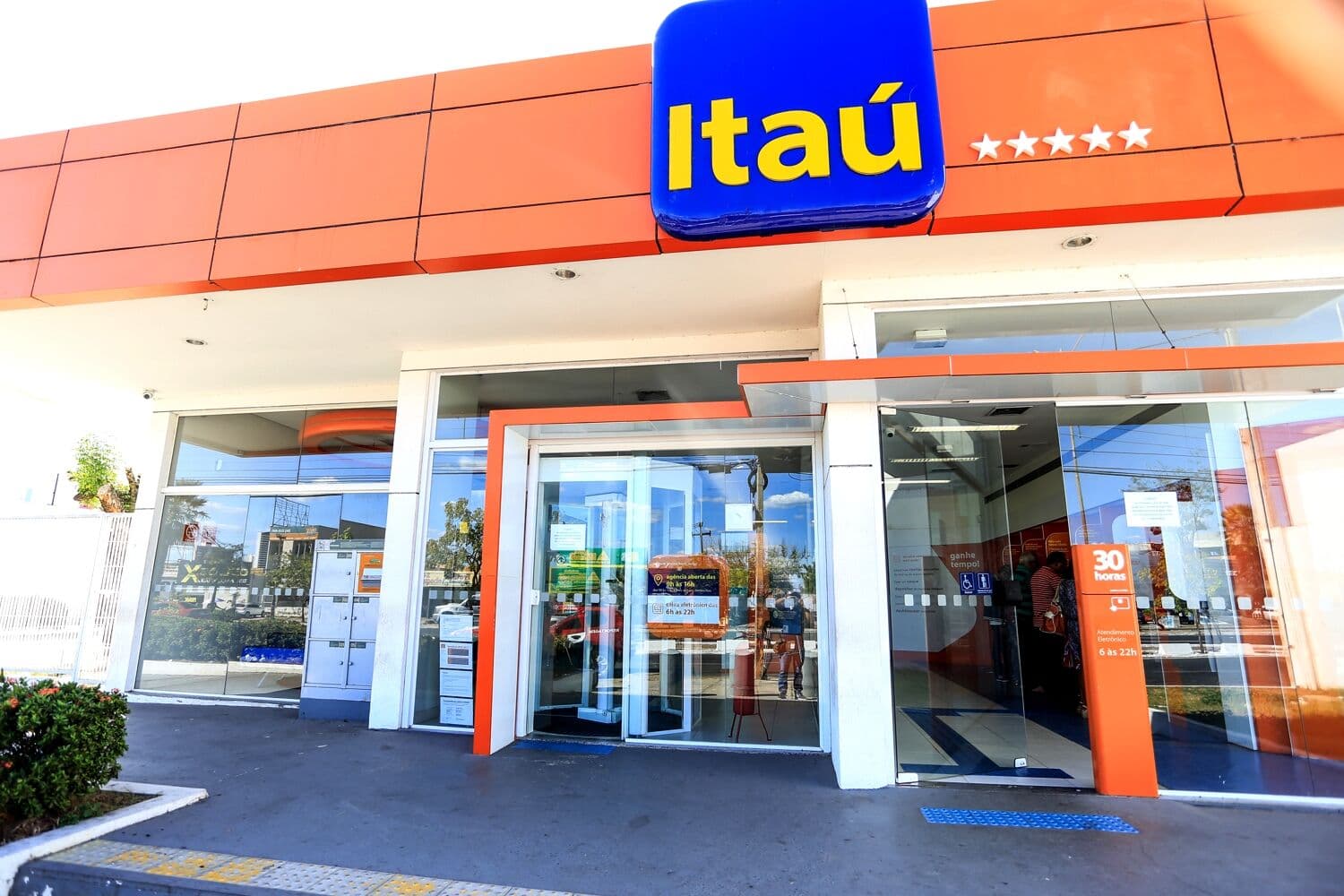 Itaú Unibanco vai fechar 400 agências até o fim deste ano