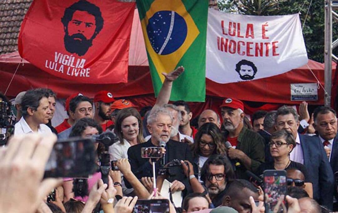 Lula chega em São Bernardo e é recebido por correligionários