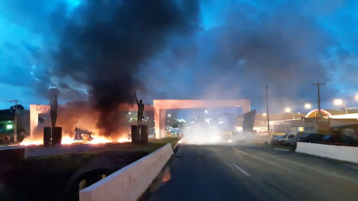 Caminhoneiros interditam trechos da BR-101 em Pernambuco