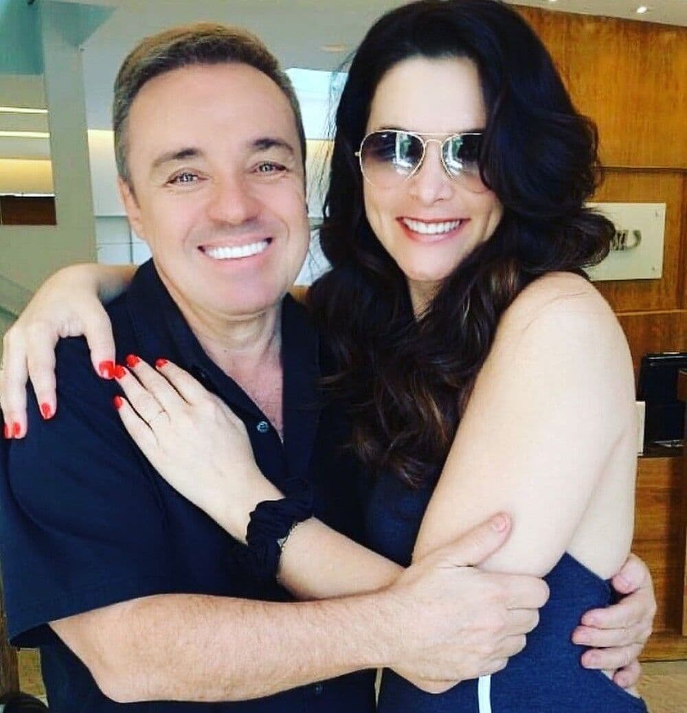 Musas da banheira lamentam a morte de Gugu Liberato