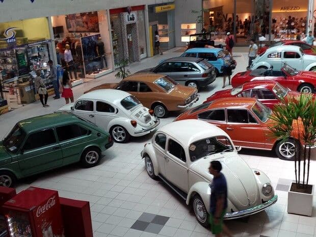 Carros antigos são expostos em shopping de Campina Grande