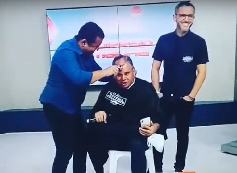 Emerson Machado perde aposta e tem cabeça raspada ao vivo após vitória do Flamengo