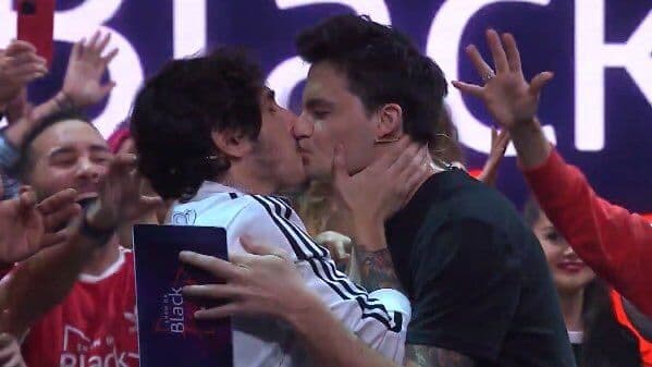 Felipe Neto e Felipe Castanhari deixam rixa de lado e se beijam em live na internet