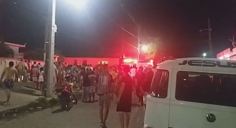 Três pessoas ficam feridas em acidente entre ônibus e moto, em Santa Rita