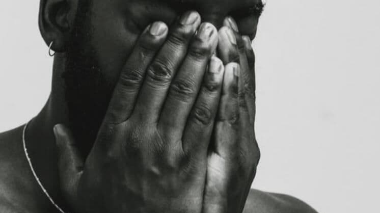 Pedagoga paga dois salários mínimos e é solta após chamar garçom de "negro nojento"