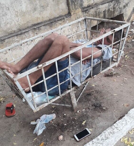 Jovem é flagrado dormindo dentro de cesto de lixo em Catolé do Rocha