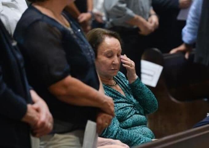Mãe de Gugu se emociona em missa celebrada para apresentador