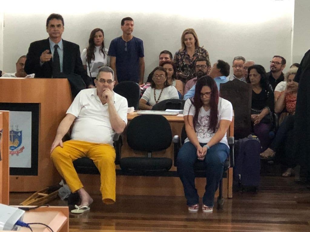 Homem acusado de ter planejado morte de padrinhos em próprio casamento nega crime em julgamento