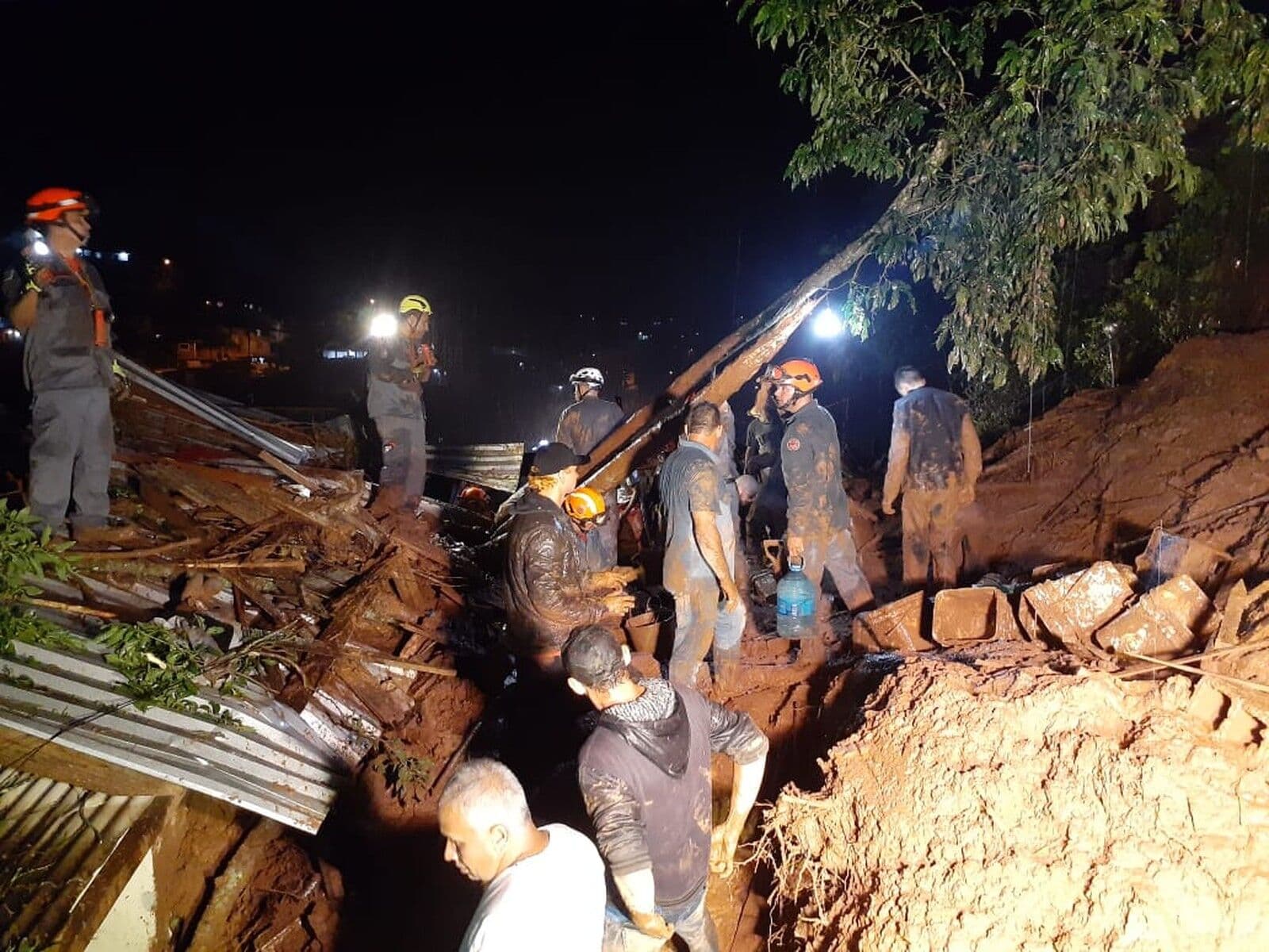 Deslizamento de terra deixa quatro mortos em Campos do Jordão