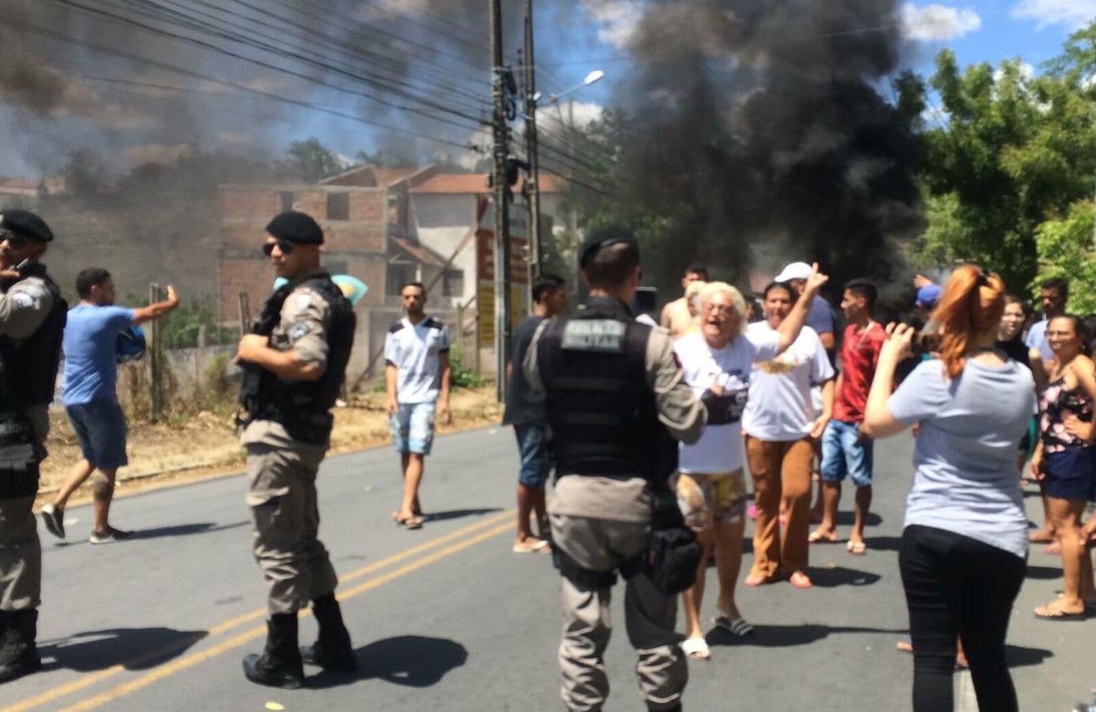 Moradores protestam após morte de homem em Campina Grande