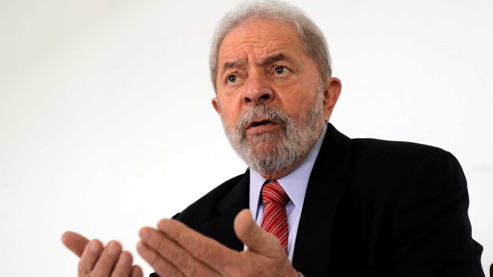 Em 1ª entrevista, Lula diz que Moro fez política e se beneficia disso