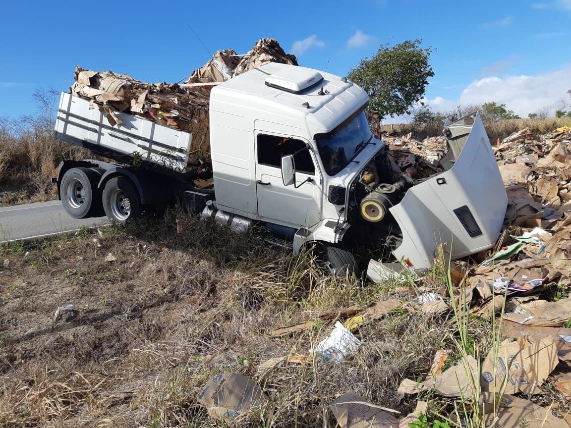 Carreta carregada de papelão tomba na BR-230 na Paraíba