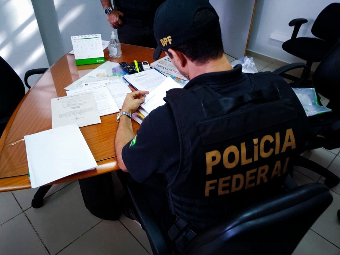 Ricardo Coutinho e mais três pessoas permanecem foragidas; PF divulga vídeo de apreensão de cédulas de real e euro